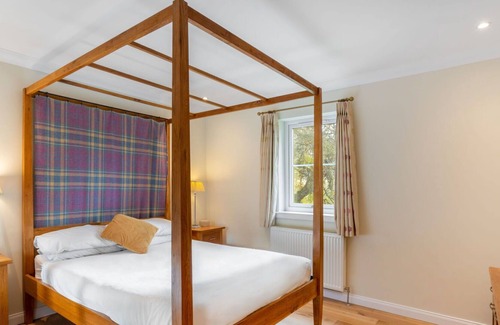 Bearnock House | Stunning private villa for 4 guests with TV, patio, pets allowed, panoramic view and parking