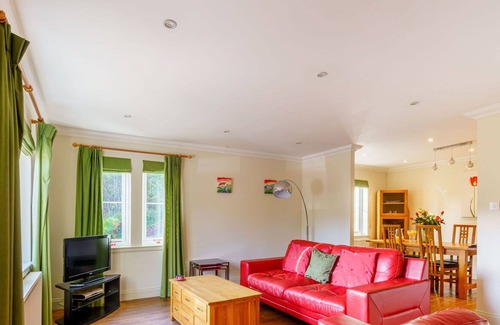 Bearnock House | Stunning private villa for 4 guests with TV, patio, pets allowed, panoramic view and parking