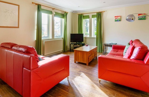 Bearnock House | Stunning private villa for 4 guests with TV, patio, pets allowed, panoramic view and parking