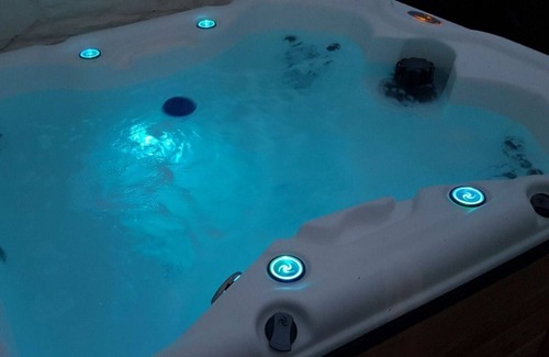 Brecon House | Stunning private villa for 4 people with hot tub, WIFI, TV, patio, pets allowed and parking