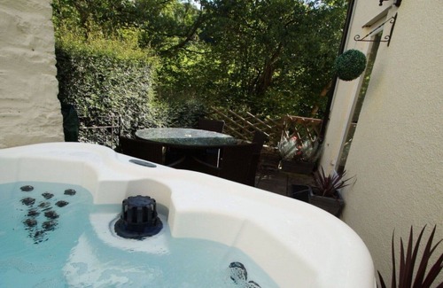 Brecon House | Stunning private villa for 4 people with hot tub, WIFI, TV, patio, pets allowed and parking
