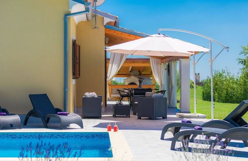 Juricev Kal House | Stunning private villa for 10 guests with WIFI, A/C, private pool, TV and terrace