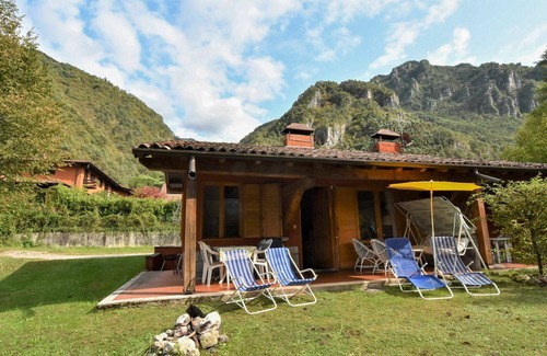Idro House | Stunning private villa for 5 guests with TV, terrace and parking
