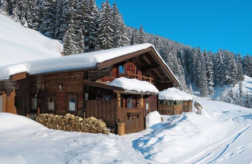 Hippach House | Stunning private villa for 13 guests with WIFI, TV, terrace and pets allowed