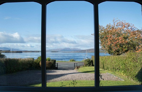 Connel House | Stunning private villa for 6 guests with WIFI, TV and pets allowed