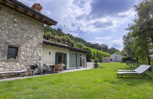 Cremignane Villa | Stunning private villa for 6 people with WIFI, private pool, A/C, TV, patio and pets allowed