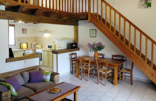 Blanquefort-sur-Briolance Villa | Stunning private villa for 5 guests with WIFI, private pool, hot tub, TV, terrace and pets allowed