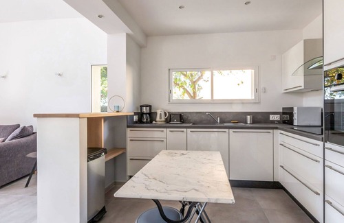 Le Mourillon Villa | Stunning private villa for 4 people with WIFI, A/C, TV and terrace