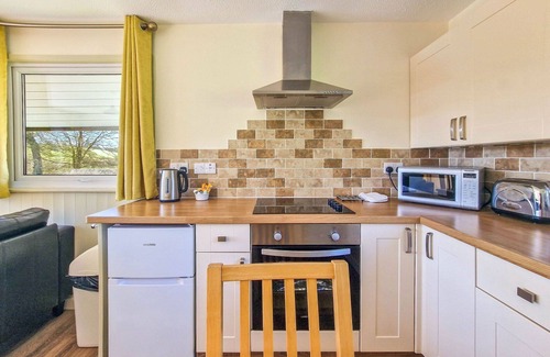 Fivelanes House | Stunning private villa for 4 guests with hot tub, WIFI, TV and patio