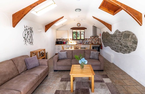 Fivelanes House | Stunning private villa for 5 guests with WIFI, hot tub, patio and pets allowed