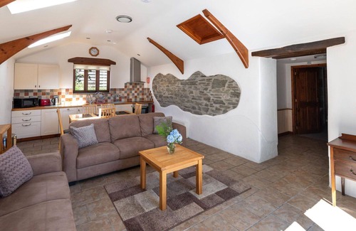 Fivelanes House | Stunning private villa for 5 guests with WIFI, hot tub, patio and pets allowed