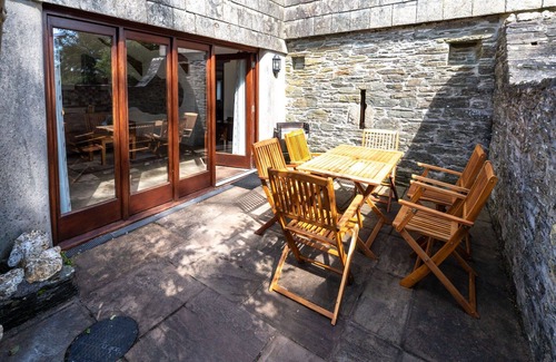 Fivelanes House | Stunning private villa for 5 guests with WIFI, hot tub, patio and pets allowed