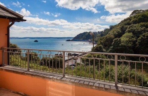 Torquay Villa | Stunning private villa for 2 people with WIFI, TV and patio