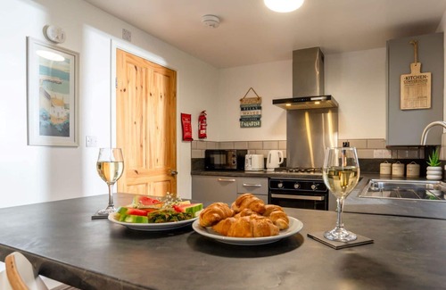 Helford Passage House | Stunning private villa for 4 guests with WIFI, TV, pets allowed and panoramic view