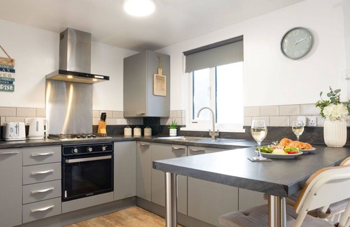 Helford Passage House | Stunning private villa for 4 guests with WIFI, TV, pets allowed and panoramic view