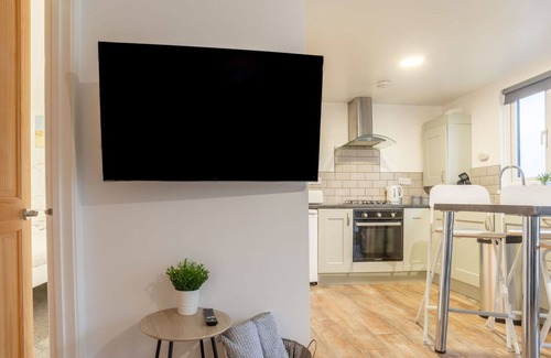 Helford Passage House | Stunning private villa for 4 guests with WIFI, TV, pets allowed and panoramic view