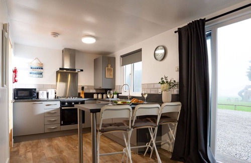 Helford Passage House | Stunning private villa for 4 guests with WIFI, TV, pets allowed and panoramic view