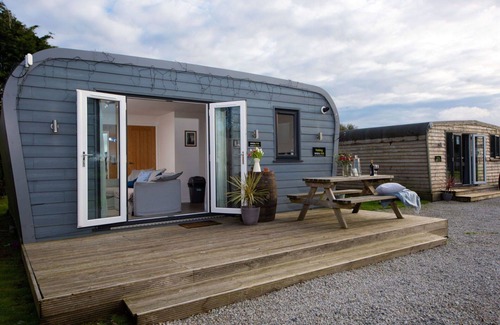 Helford Passage House | Stunning private villa for 4 guests with WIFI, TV, pets allowed and panoramic view