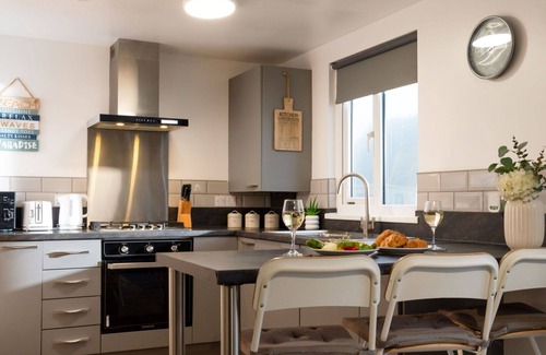 Helford Passage House | Stunning private villa for 4 guests with WIFI, hot tub, TV, pets allowed and panoramic view