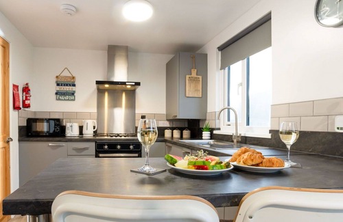 Helford Passage House | Stunning private villa for 4 guests with WIFI, hot tub, TV, pets allowed and panoramic view
