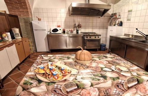 Cortona Villa | Stunning private villa for 20 guests with private pool, WIFI, A/C, TV, veranda and pets allowed