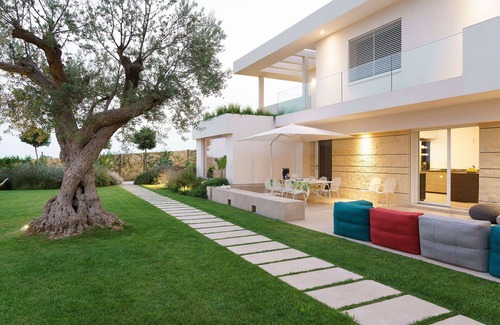 Modica Villa | Stunning private villa for 8 people with sauna, A/C, hot tub, private pool, WIFI, TV and terrace