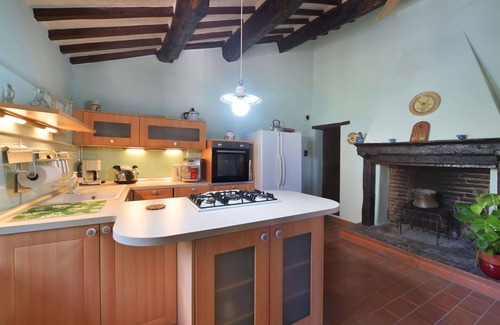 Paciano Villa | Stunning private villa for 8 people with WIFI, hot tub, private pool, TV, balcony and pets allowed