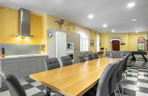 Baena Villa | Stunning private villa with WIFI, hot tub, A/C, private pool, TV, patio and pets allowed