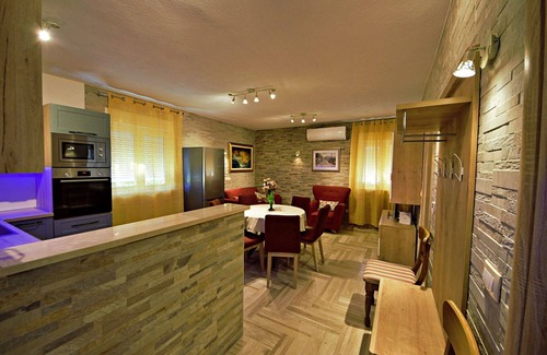 Labin House | Stunning private villa with WIFI, private pool, hot tub, A/C, TV, terrace and pets allowed