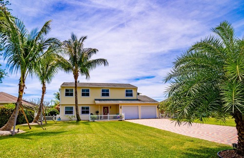 Lake Worth House | STUNNING RETREAT pool, waterfall, beach, tikis, 3 BD