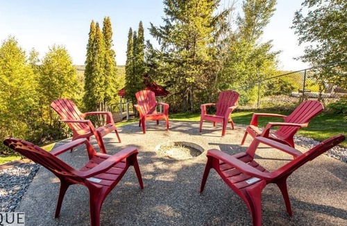 West Edmonton House | Stunning River View Home|King Bed|Golf|BBQ|Firepit