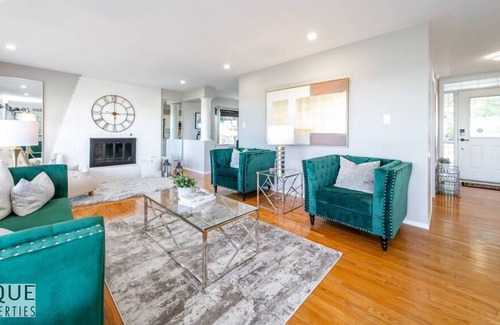West Edmonton House | Stunning River View Home|King Bed|Golf|BBQ|Firepit