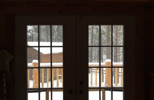 Glenfield Cabin | Stunning Riverfront Solar-Powered Cabin with back-up generator