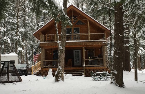 Glenfield Cabin | Stunning Riverfront Solar-Powered Cabin with back-up generator