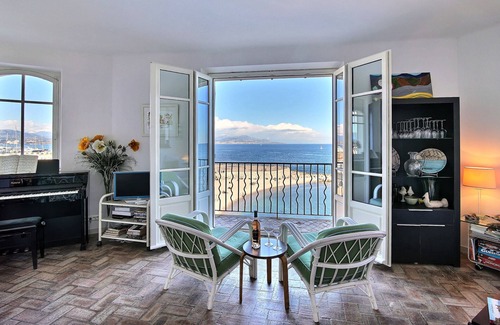 Antibes City Centre Apartment | Stunning Sea View Apt on the Ramparts in the Old Town of Antibes
