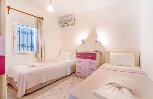 Dagbelen Villa | Stunning Sea View Villa w Garden, 5 min to Beach