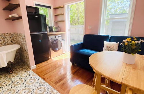 Manomet House | Stunning seaside studio, walk to beach, romantic getaway for 2