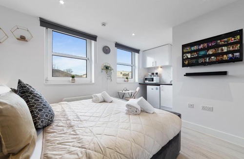 Penge Apartment | Stunning Serviced Room Crystal Palace London SE20