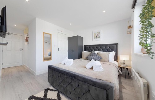 Penge Apartment | Stunning Serviced Room Crystal Palace London SE20