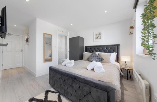 Penge Apartment | Stunning Serviced Room Crystal Palace London SE20