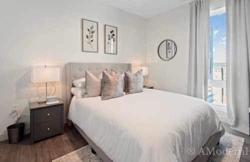 Monroe Ward Apartment | Stunning Skyline, 1 Bedroom, 1Bath, Modern Decor-Downtown