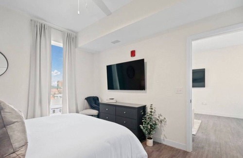 Monroe Ward Apartment | Stunning Skyline, 1 Bedroom, 1Bath, Modern Decor-Downtown