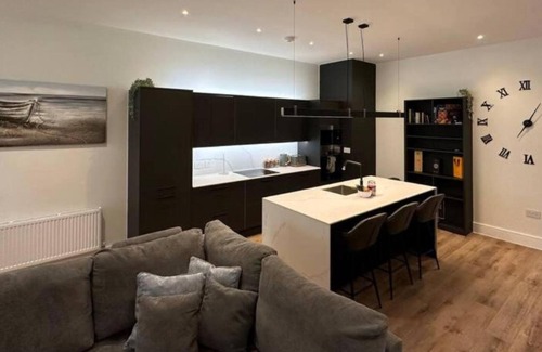 Westcliff-on-Sea Apartment | Stunning & Sleek 2BR w/WiFi & Netflix - City Centre Nr Cliffs Pavillion