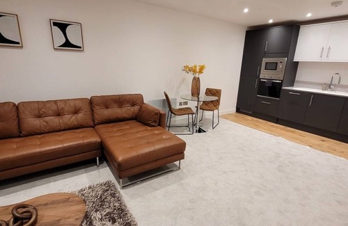 Wainscot Apartment | Stunning Spacious 1 Bed Flat In Rochester Strood Located On High Street