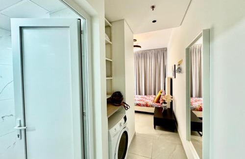 Bur Dubai Apartment | Stunning studio with balcony close to metro