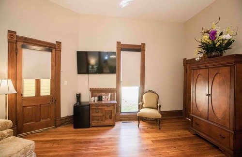 Thomasville Apartment | Stunning suite in amazing National Landmark property. Blocks from downtown.