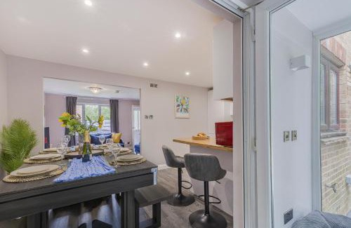 Knowle Sands House | Stunning Three Bedroom Home Central MK, Pool Table, Free Parking, Smart Tv with Netflix and Disney plus