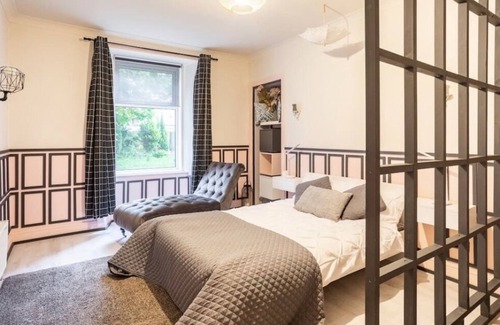 Glasgow Apartment | Stunning Victorian apartment perfect for large groups or family stays.