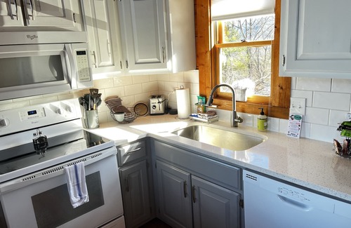 Wears Valley House | Stunning Views, King Bed, outdoor swing bed, Hot Tub, 5 minutes to the GSMNP!