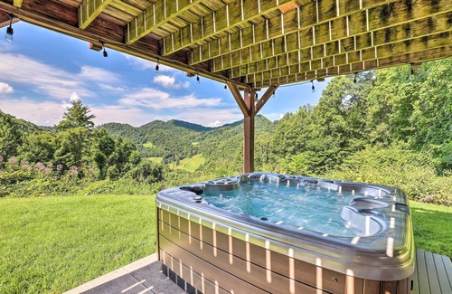 Burnsville Cottage | Stunning Views: Mountaintop Cabin in Burnsville!